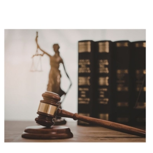 Marteau de juge posé sur un bureau avec la statue de la justice et des ouvrages juridiques. Cette image illustre les enjeux de la traduction juridique, de la sécurité juridique et de la précision terminologique dans les échanges internationaux.