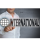 Traduction juridique internationale pour les entreprises : illustration des échanges multilingues et de la sécurisation des contrats internationaux.